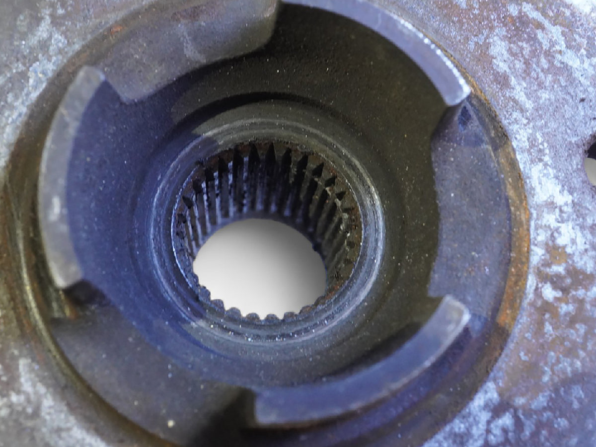 2007 - 2010 Audi Q7 4L Spindle Knuckle Hub Front Passenger Right 7L0407258A OEM