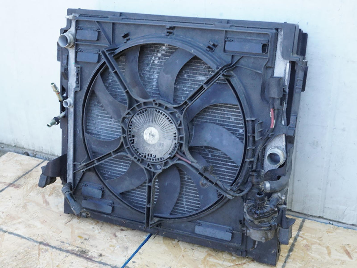 2011 - 2018 Bmw X5 E70 4.4L Radiator Condenser Cooling Fan Motor Shroud Blade