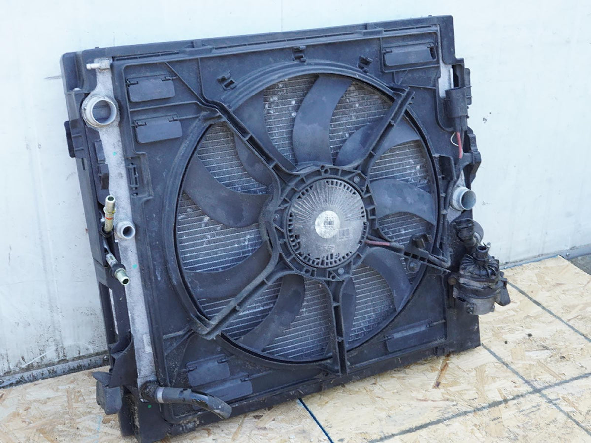 2011 - 2018 Bmw X5 E70 4.4L Radiator Condenser Cooling Fan Motor Shroud Blade