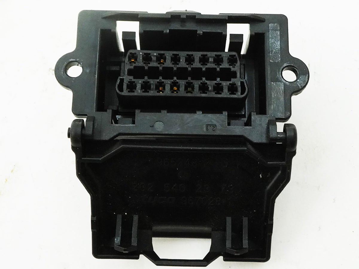 10-17 Mercedes E350 E550 W207 OBD Diagnostic Plug Switch Unit 2025402373 OEM