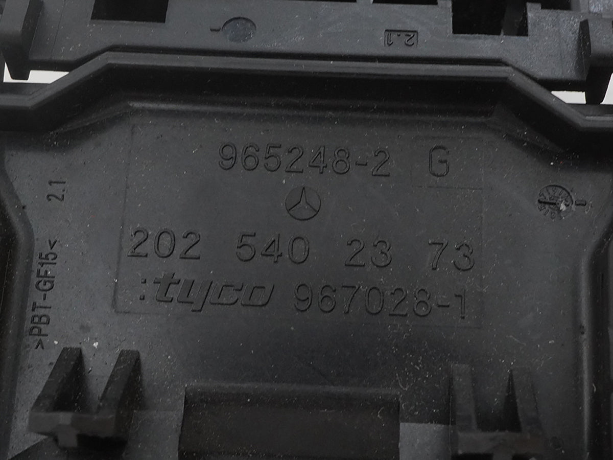 10-17 Mercedes E350 E550 W207 OBD Diagnostic Plug Switch Unit 2025402373 OEM