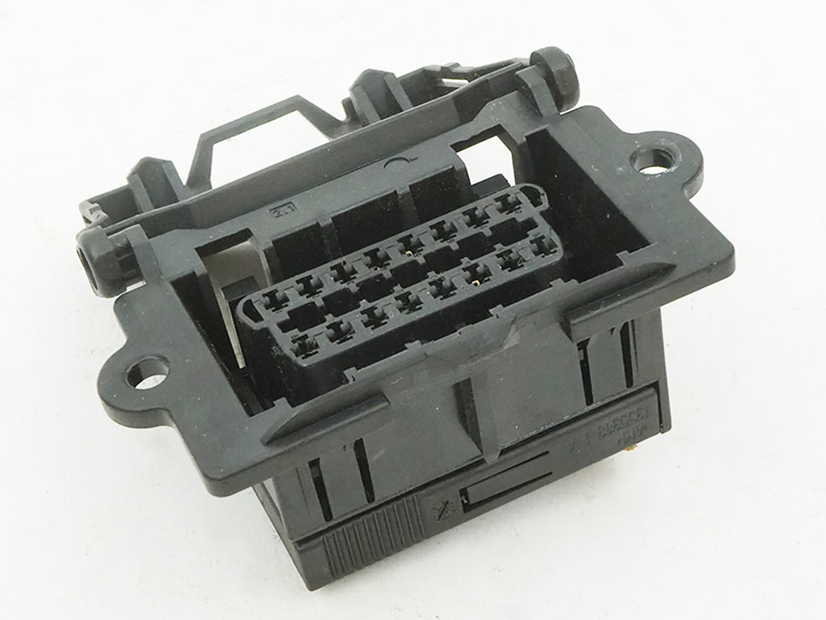 10-17 Mercedes E350 E550 W207 OBD Diagnostic Plug Switch Unit 2025402373 OEM