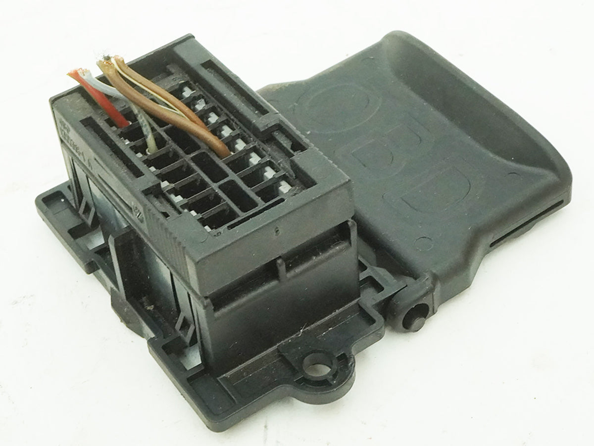 10-17 Mercedes E350 E550 W207 OBD Diagnostic Plug Switch Unit 2025402373 OEM