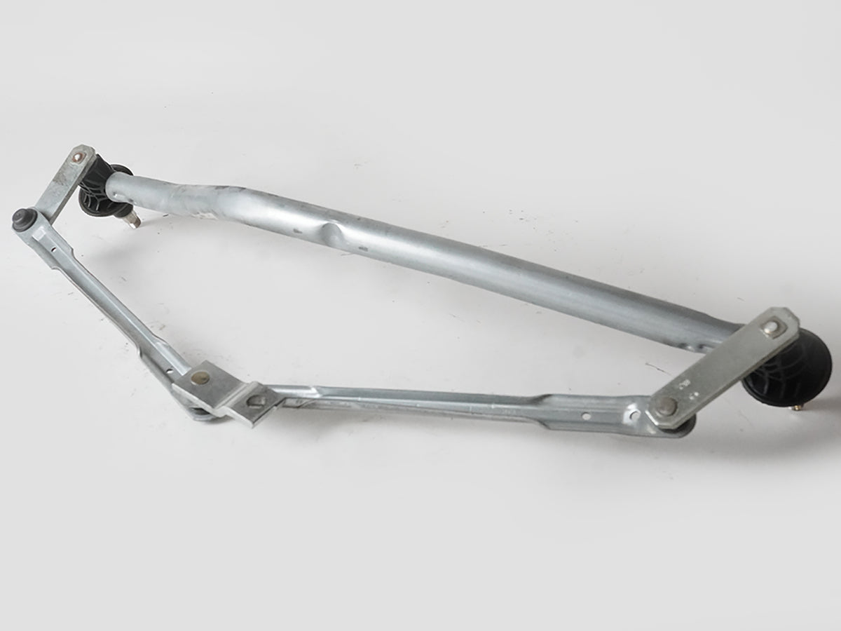 2000 - 2005 Bmw 3 Series E46  Windshield Wiper Linkage Transmission Wo Motor