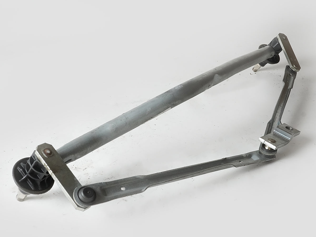 2000 - 2005 Bmw 3 Series E46  Windshield Wiper Linkage Transmission Wo Motor