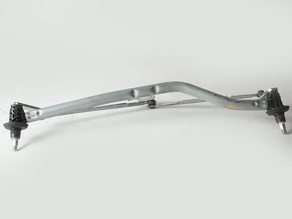 2000 - 2005 Bmw 3 Series E46  Windshield Wiper Linkage Transmission Wo Motor