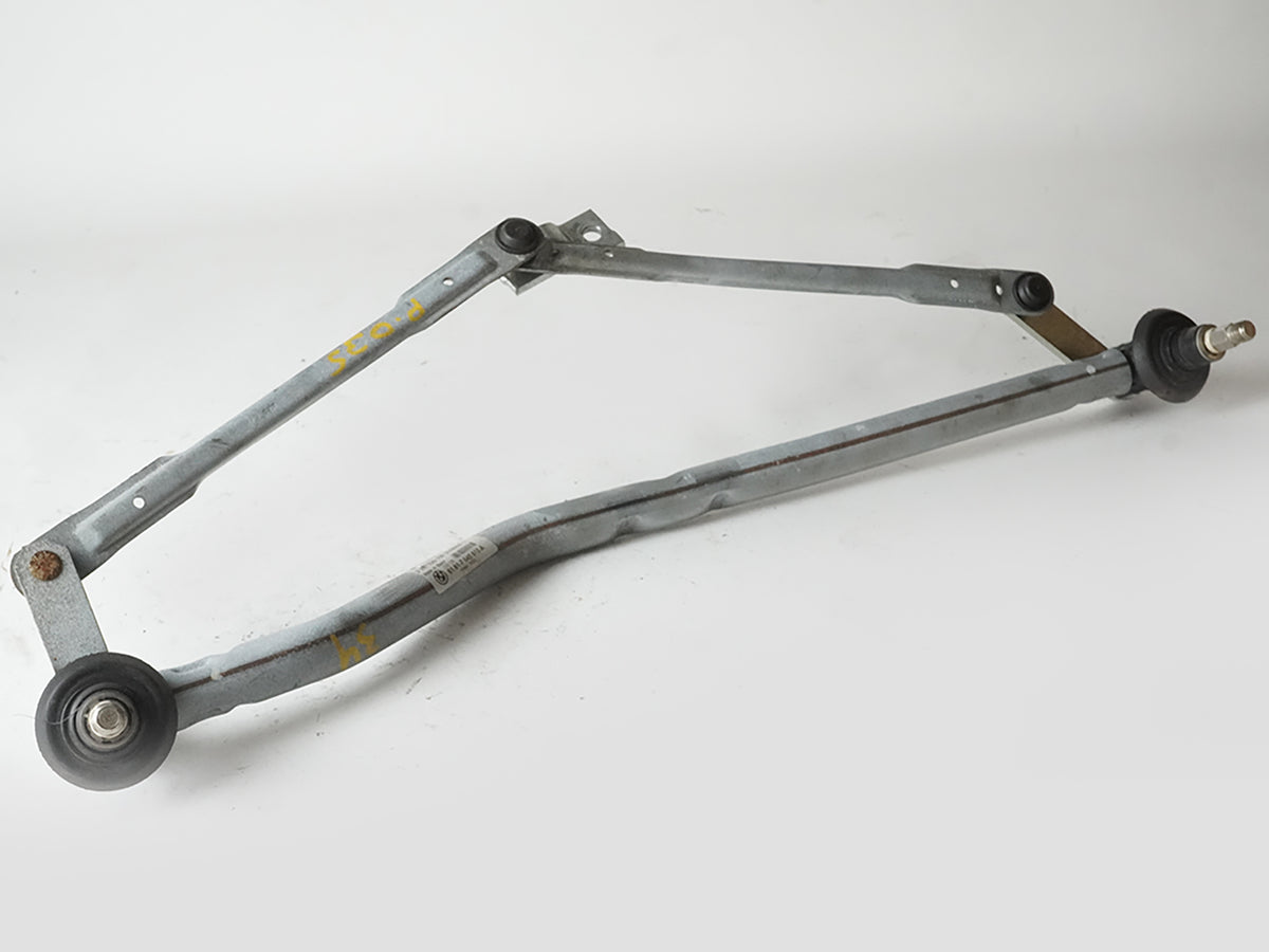 2000 - 2005 Bmw 3 Series E46  Windshield Wiper Linkage Transmission Wo Motor