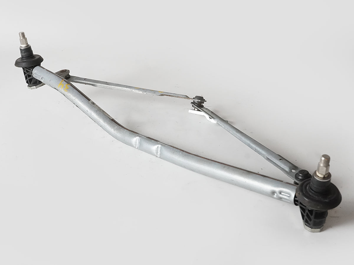 2000 - 2005 Bmw 3 Series E46  Windshield Wiper Linkage Transmission Wo Motor