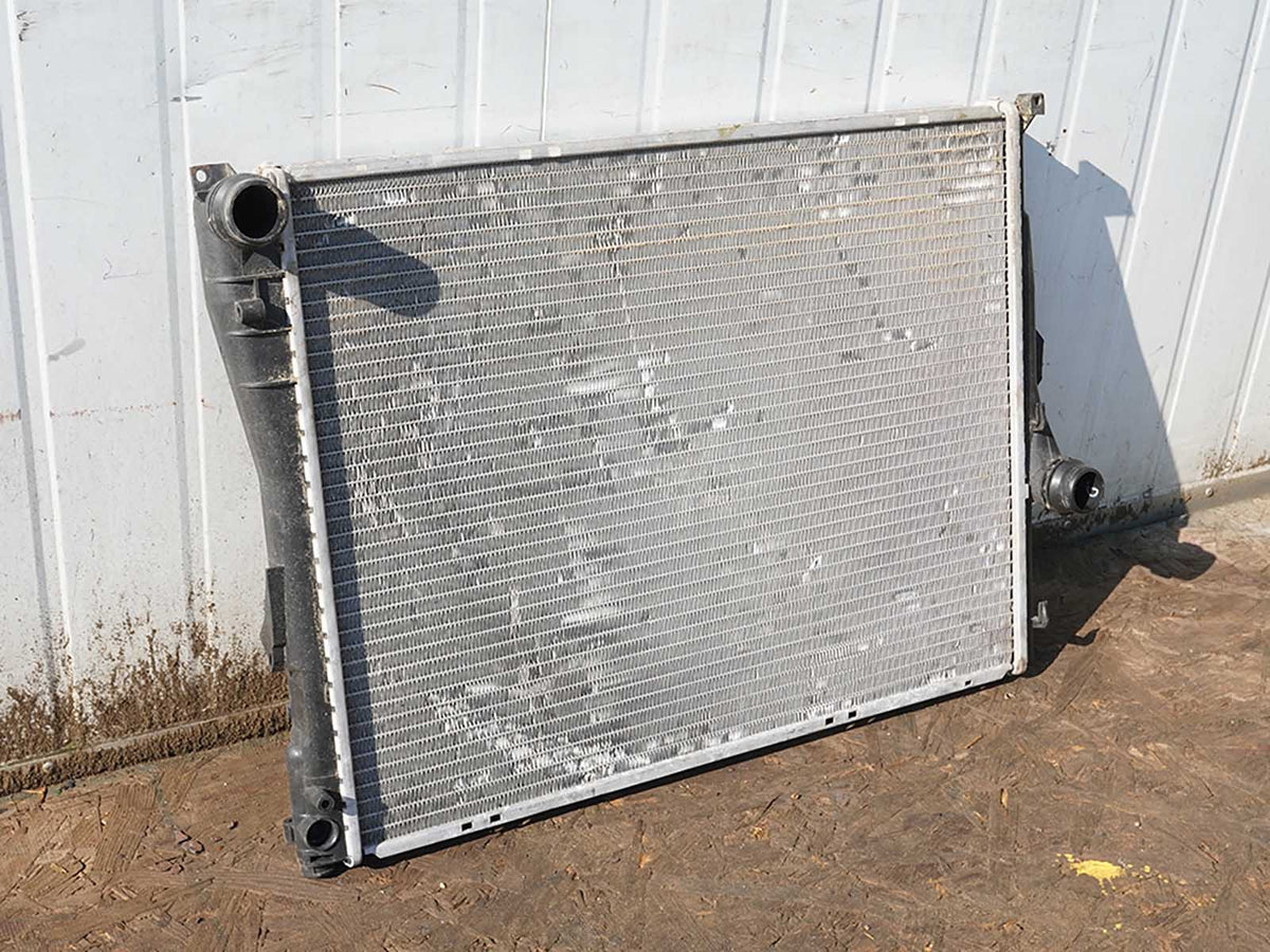 2001 - 2006 Bmw 3 Series E46 325I At Engine Cooling Radiator Antifreeze OEM