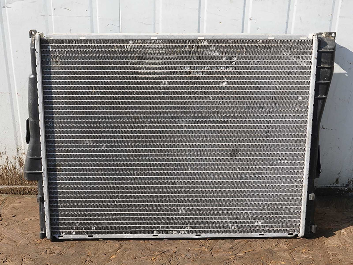 2001 - 2006 Bmw 3 Series E46 325I At Engine Cooling Radiator Antifreeze OEM