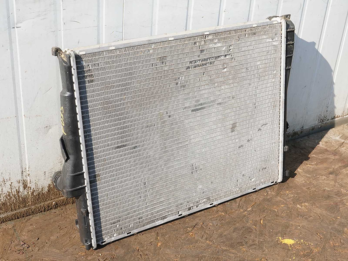 2001 - 2006 Bmw 3 Series E46 325I At Engine Cooling Radiator Antifreeze OEM