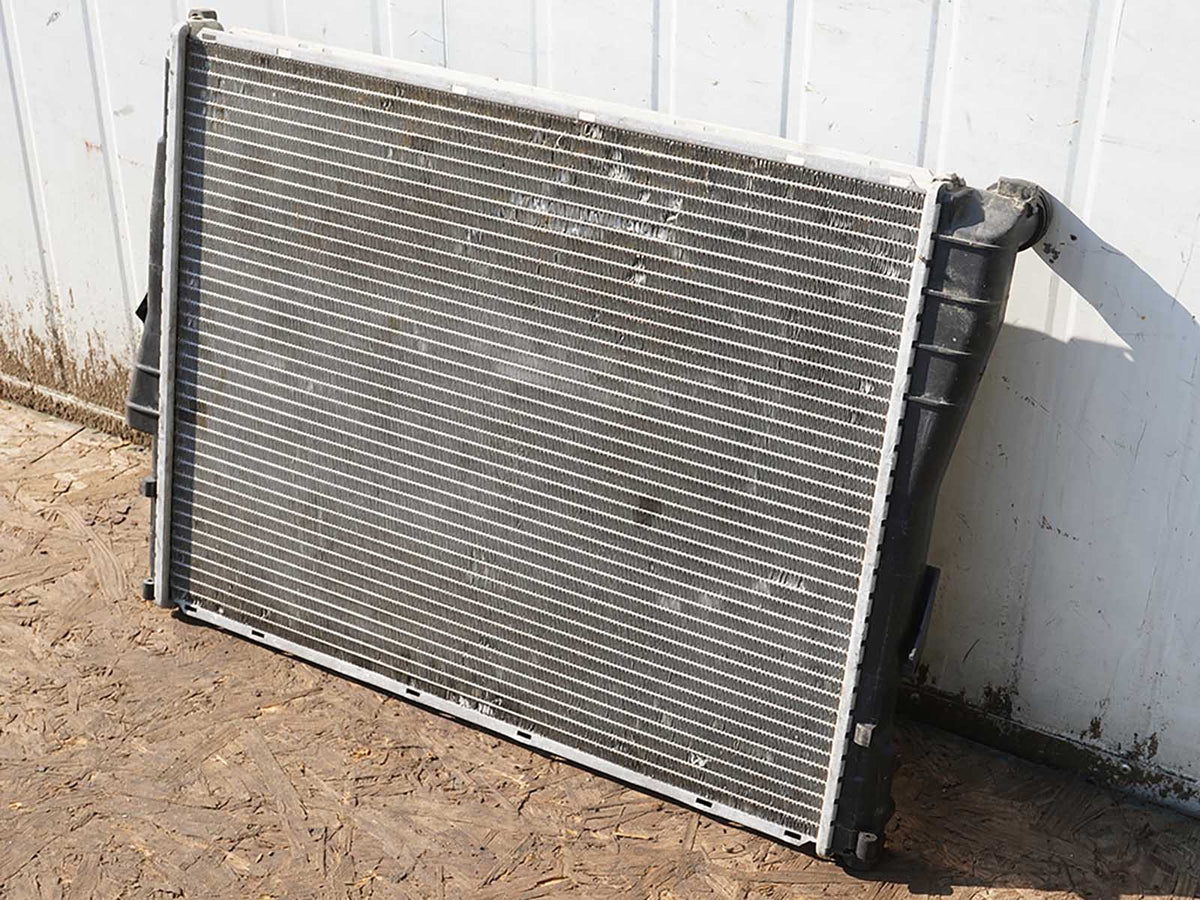 2001 - 2006 Bmw 3 Series E46 325I At Engine Cooling Radiator Antifreeze OEM
