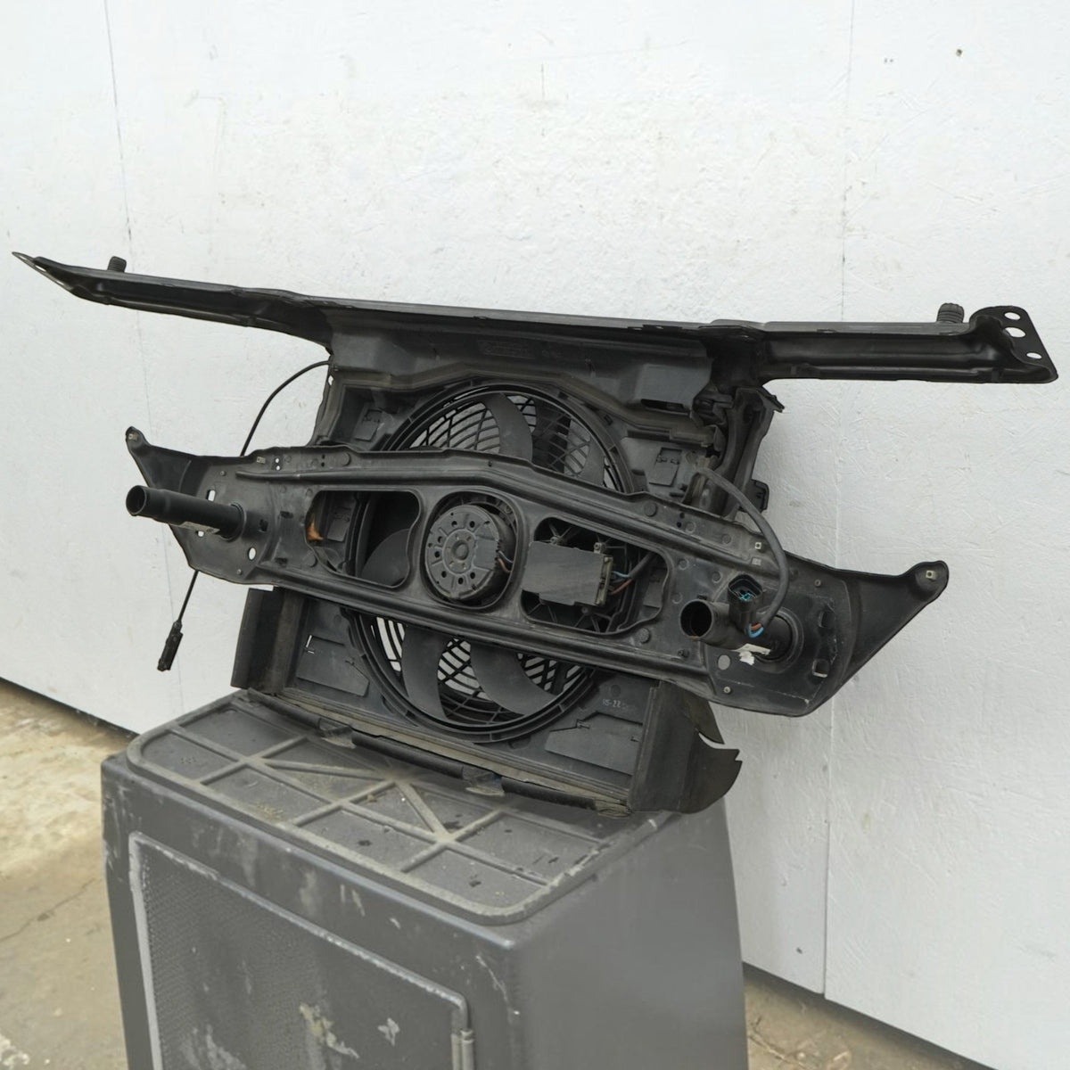 01-06 BMW 320 325 328 330 M3 E46 Radiator Core Support Blade Fan 51718220579 OEM