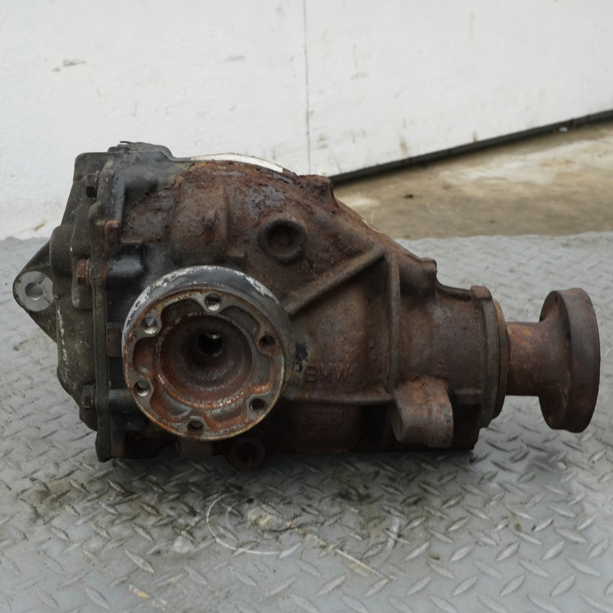 01-06 BMW 330i E46 3.0L AT Rear Differential Carrier 3.38 Ratio 33107505394 OEM