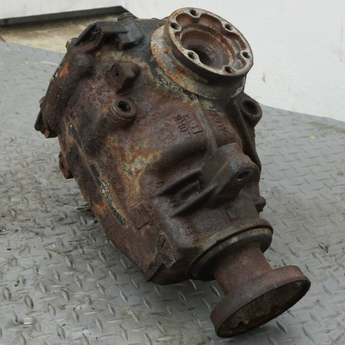01-06 BMW 330i E46 3.0L AT Rear Differential Carrier 3.38 Ratio 33107505394 OEM
