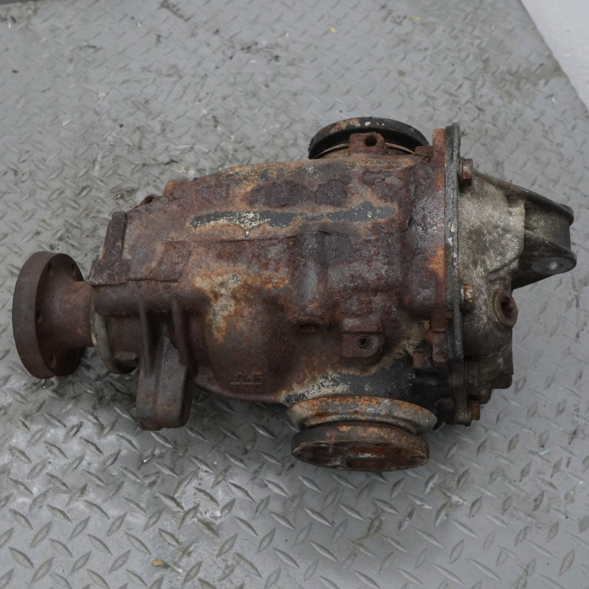 01-06 BMW 330i E46 3.0L AT Rear Differential Carrier 3.38 Ratio 33107505394 OEM