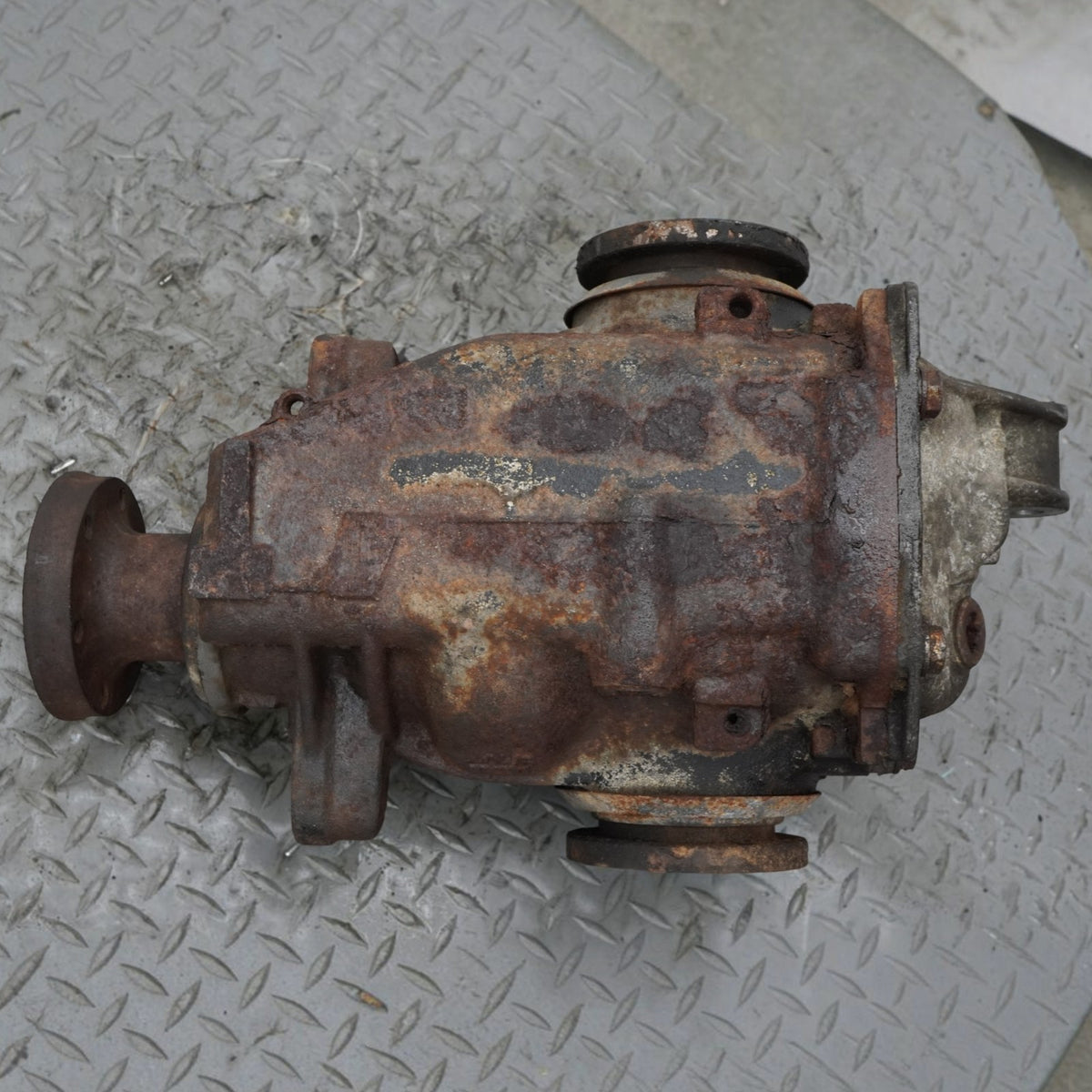 01-06 BMW 330i E46 3.0L AT Rear Differential Carrier 3.38 Ratio 33107505394 OEM
