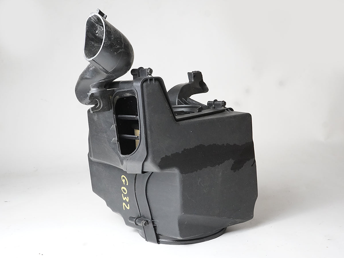 2006 - 2013 Volvo C70 Convertible Air Intake Filter Cleaner Box Turbo Unit OEM