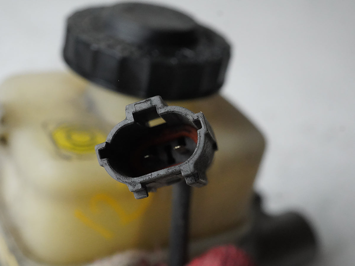 2005 - 2008 Suzuki Reno Forenza Power Brake Cylinder Master W Reservoir OEM