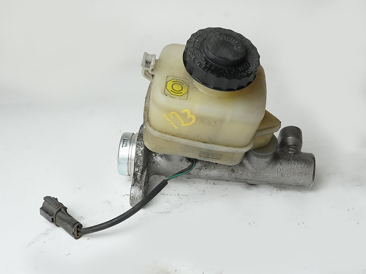 2005 - 2008 Suzuki Reno Forenza Power Brake Cylinder Master W Reservoir OEM