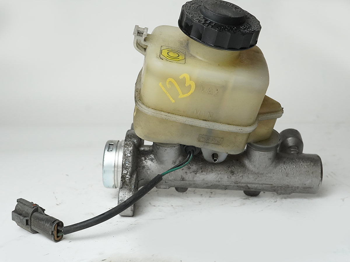 2005 - 2008 Suzuki Reno Forenza Power Brake Cylinder Master W Reservoir OEM