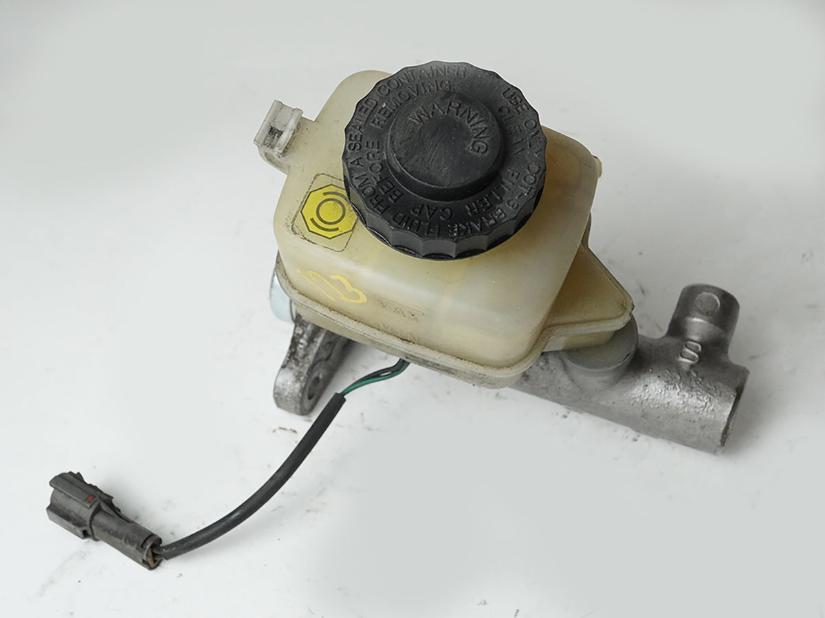 2005 - 2008 Suzuki Reno Forenza Power Brake Cylinder Master W Reservoir OEM