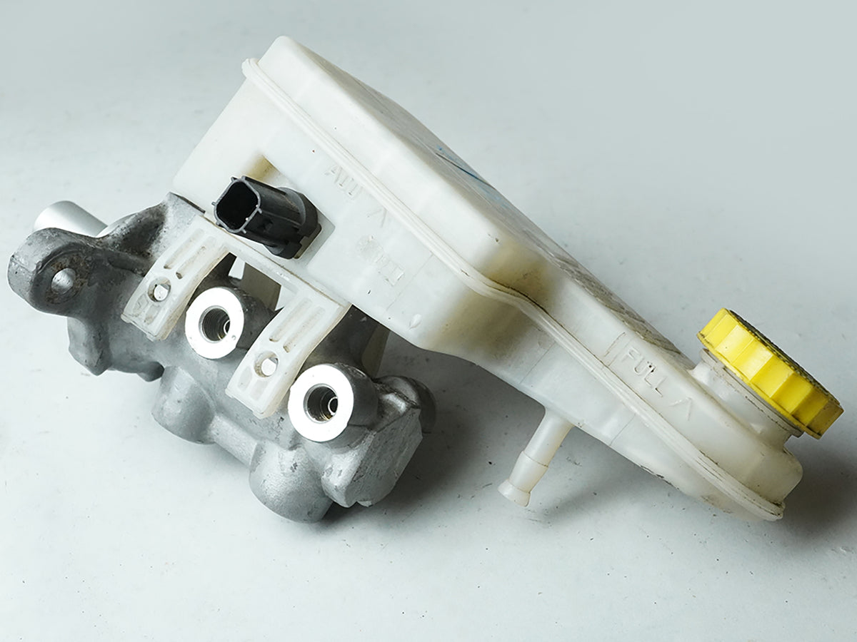 2011 - 2014 Chrysler 200 Power Brake Master Cylinder Reservoir Tank Assy OEM