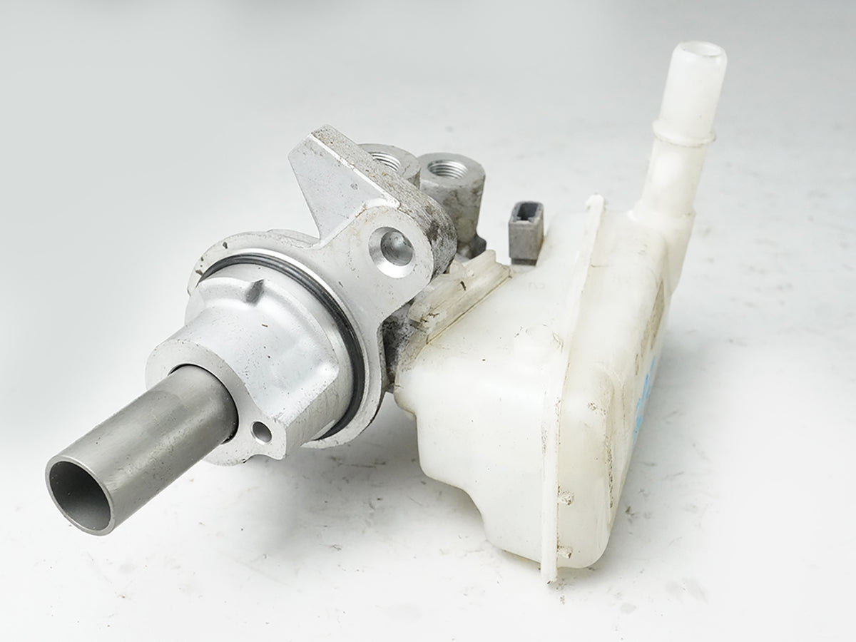 2011 - 2019 Ford Fiesta 1.6L At Master Cylinder Power Brake W Reservoir 314038