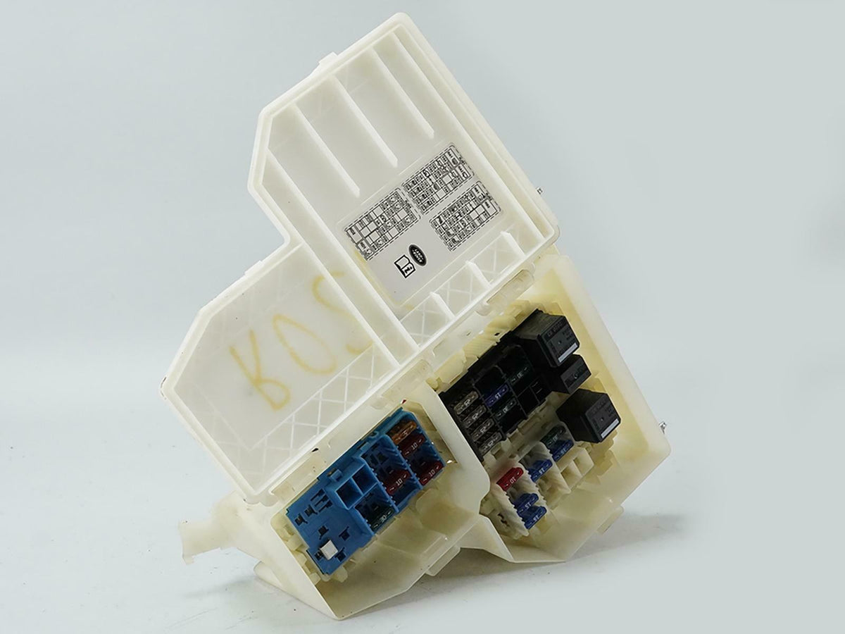 08-12 Land Rover LR2 3.2L Fuse Relay Junction Box Block Unit Front OEM