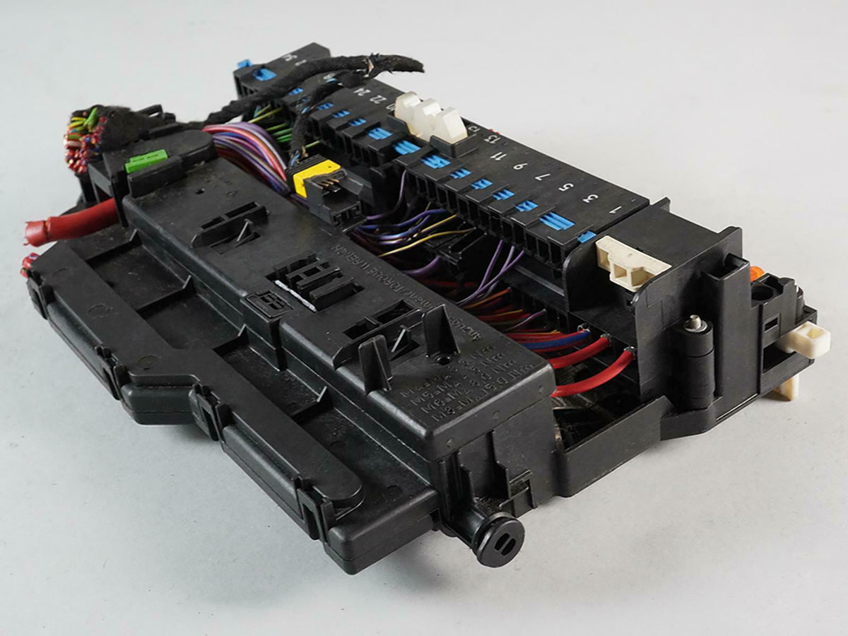 2004 - 2006 Bmw X3 E83 Fuse Relay Box Board Distribution Panel Unit OEM