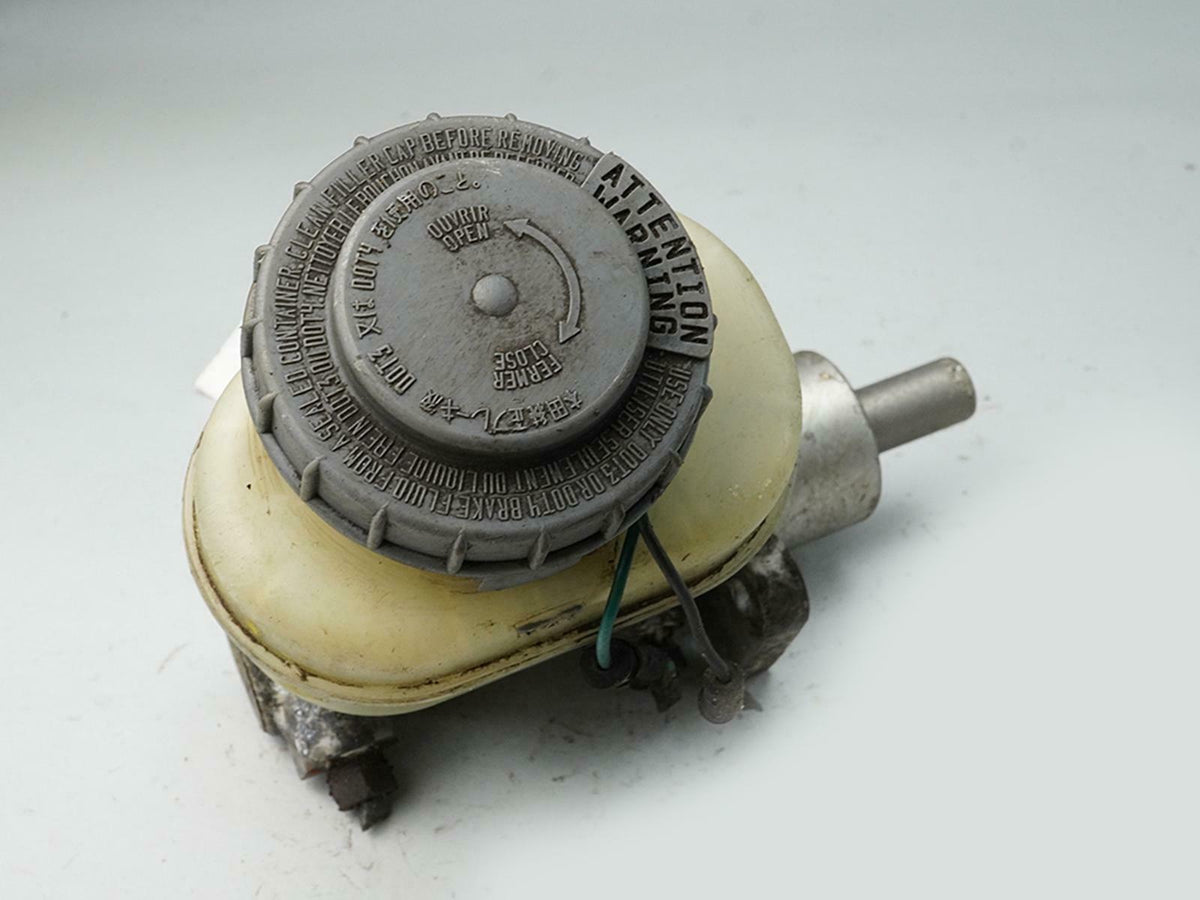99-04 Honda Odyssey EX 3.5 Liter AT Brake Master Cylinder W Reservoir OEM