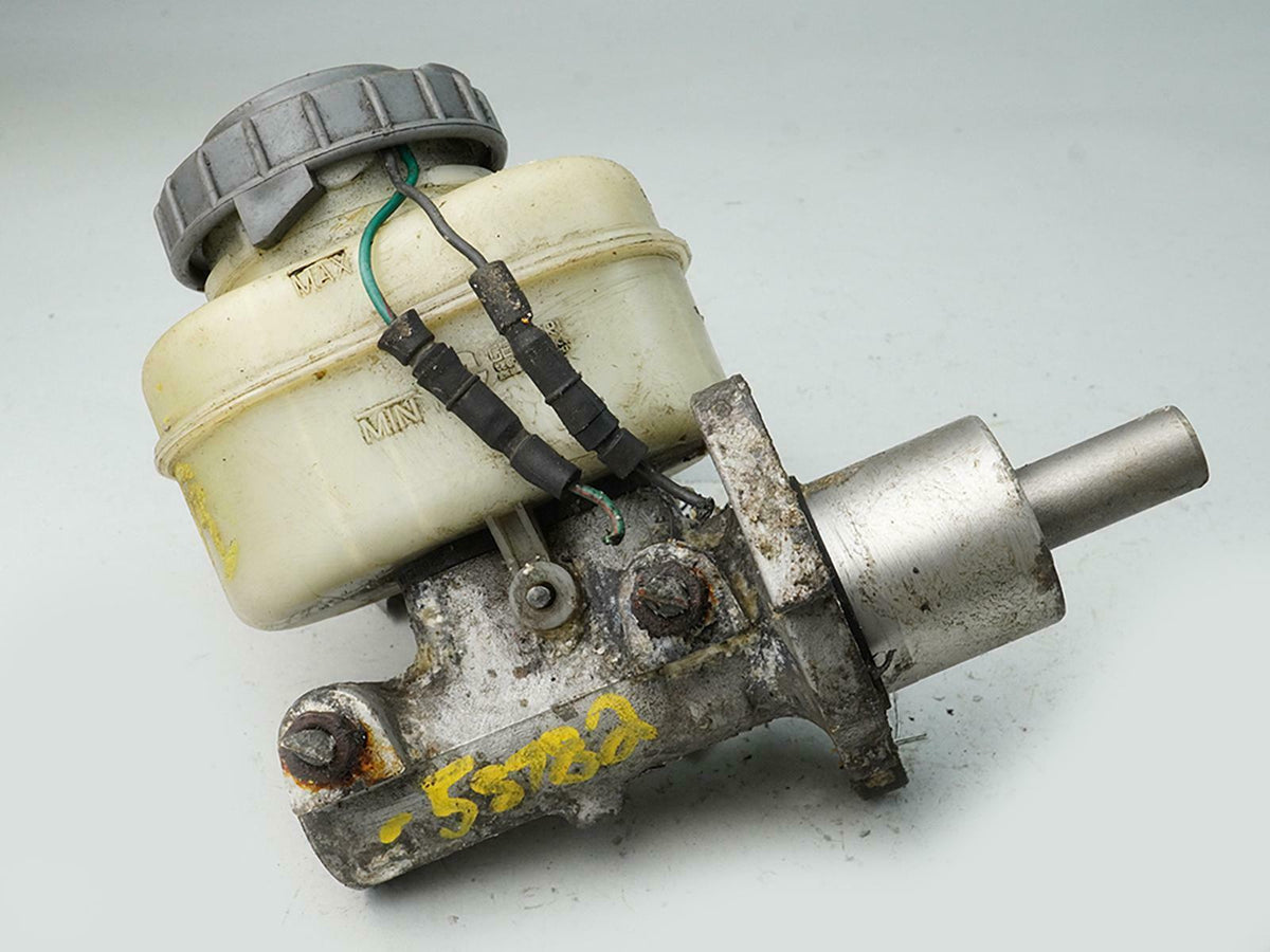 99-04 Honda Odyssey EX 3.5 Liter AT Brake Master Cylinder W Reservoir OEM