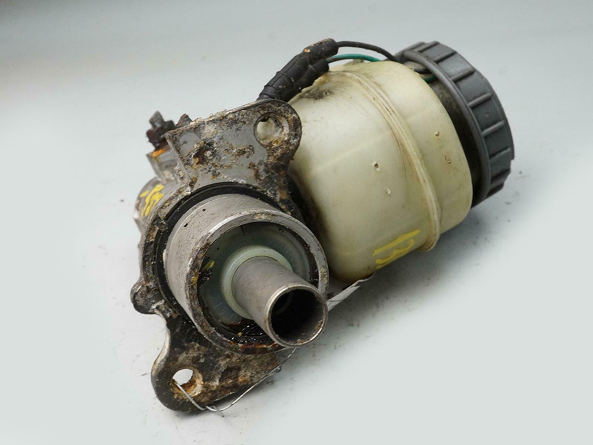 99-04 Honda Odyssey EX 3.5 Liter AT Brake Master Cylinder W Reservoir OEM