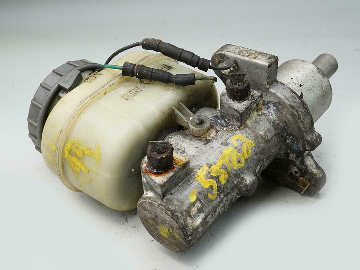 99-04 Honda Odyssey EX 3.5 Liter AT Brake Master Cylinder W Reservoir OEM