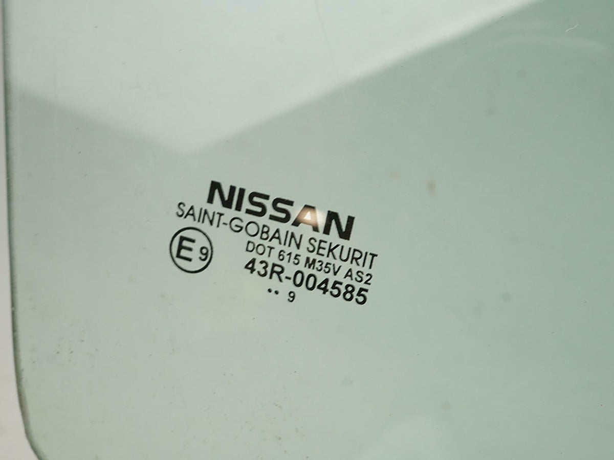 2007 - 2012 Nissan Versa Hatchback Door Window Glass Front Right 80300EL000 OEM