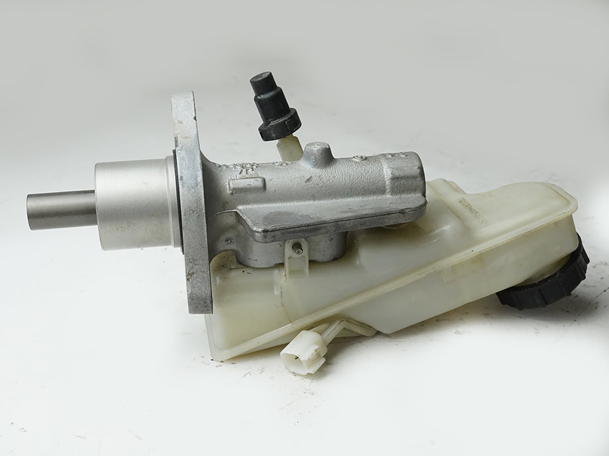 2006 - 2013 Volvo C70 Convertible Power Brake Cylinder Master W Reservoir OEM