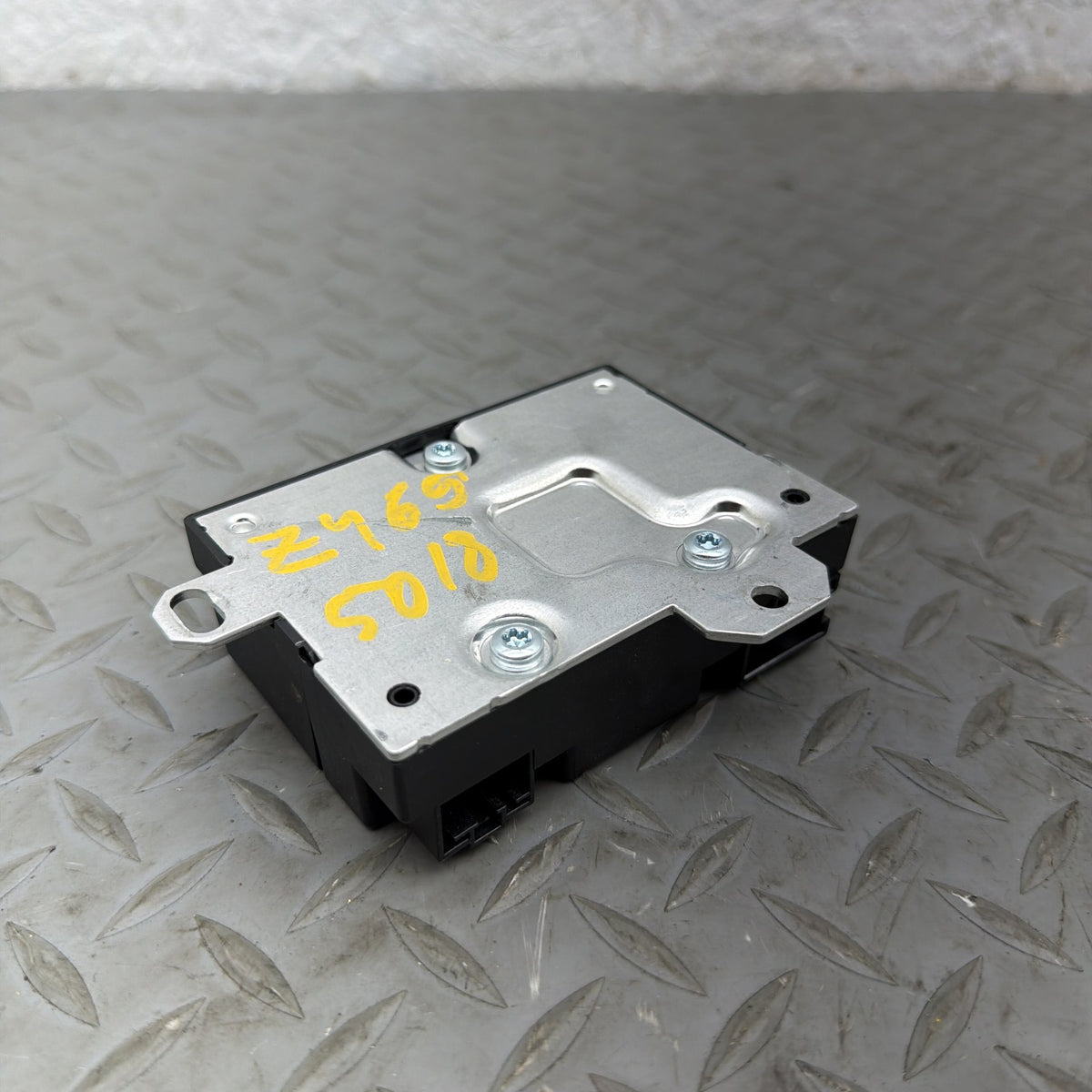 13-16 Mercedes GL450 GL550 GL63 X166 Fuel Pump Control Module 0009000104 OEM