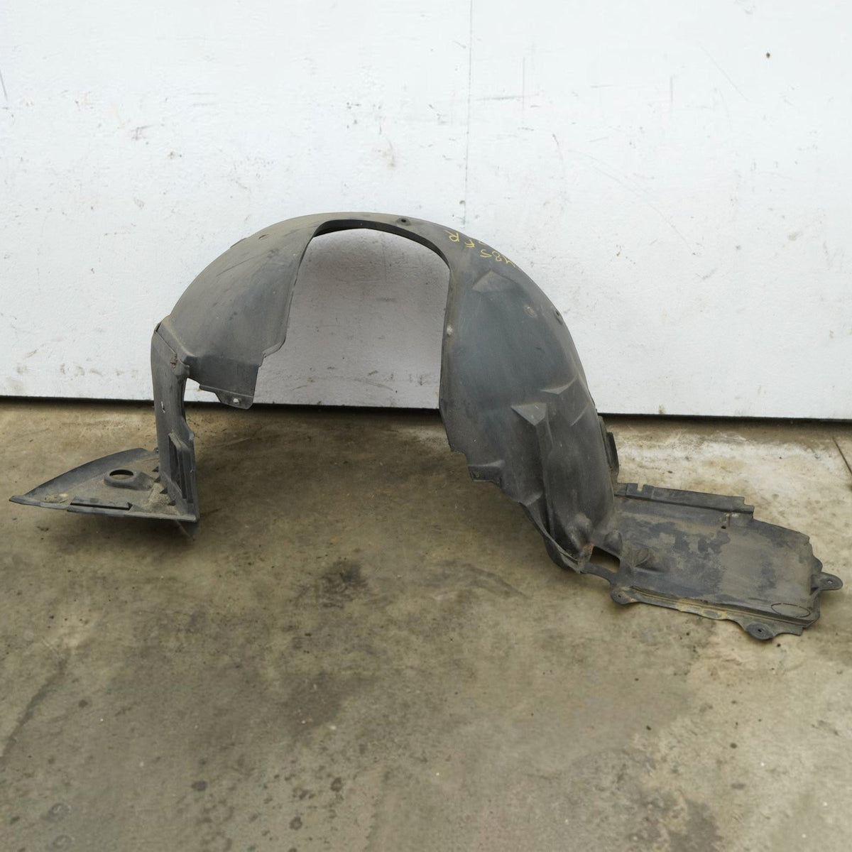 99-05 BMW 330i 325 328 323 E46 Sedan Front Right Inner Fender Liner 51717039678