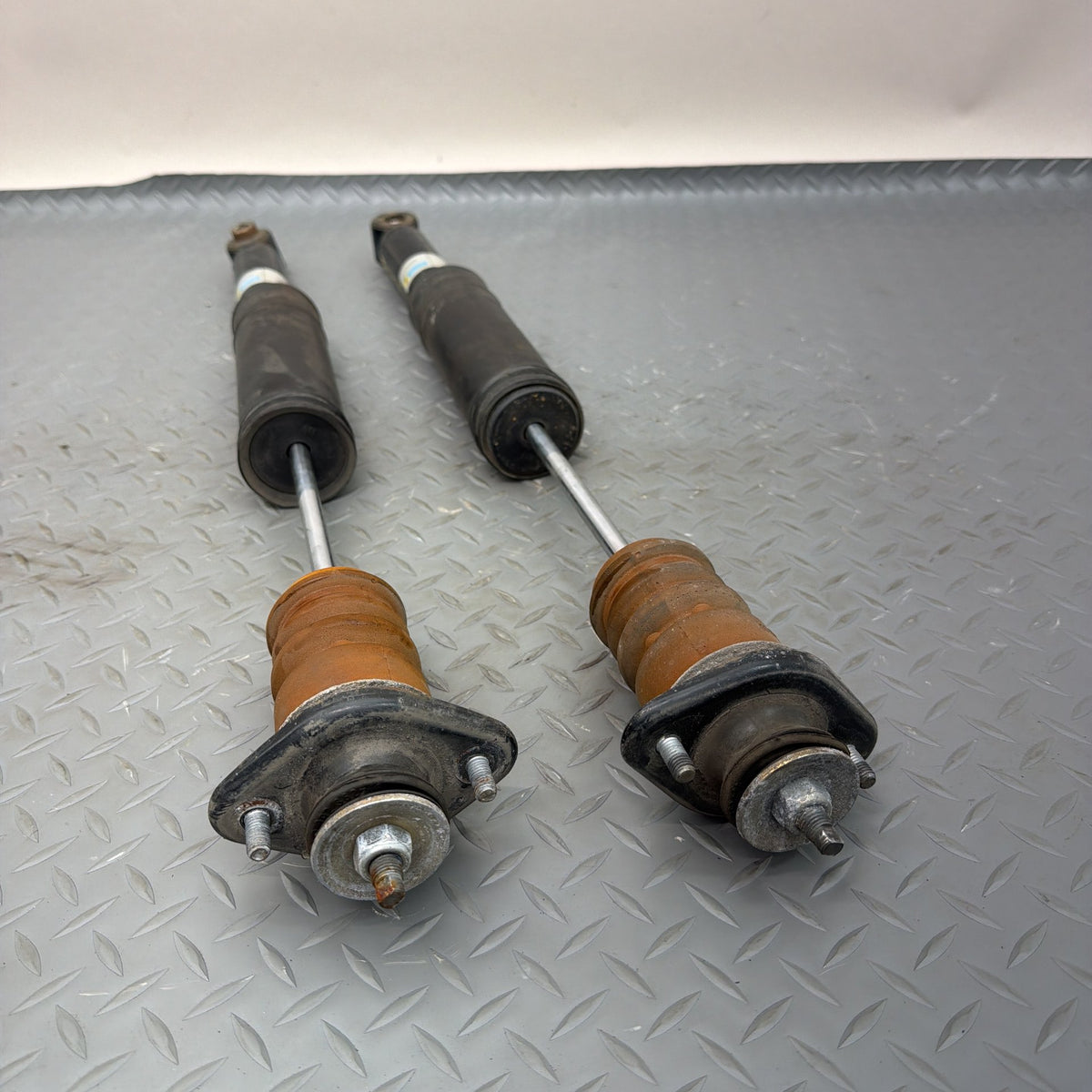 99-06 BMW 330i 325i 323i E46 Rear LH RH Shock Absorber Suspension Pair Bilstein