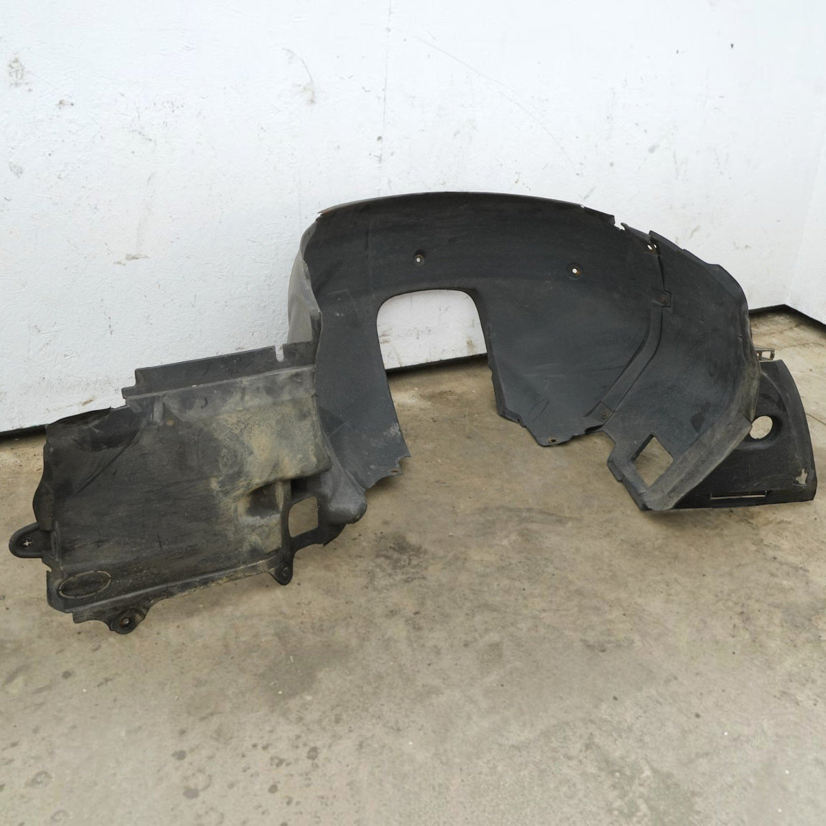 99-05 BMW 330i 325 328 323 E46 Sedan Front Right Inner Fender Liner 51717039678