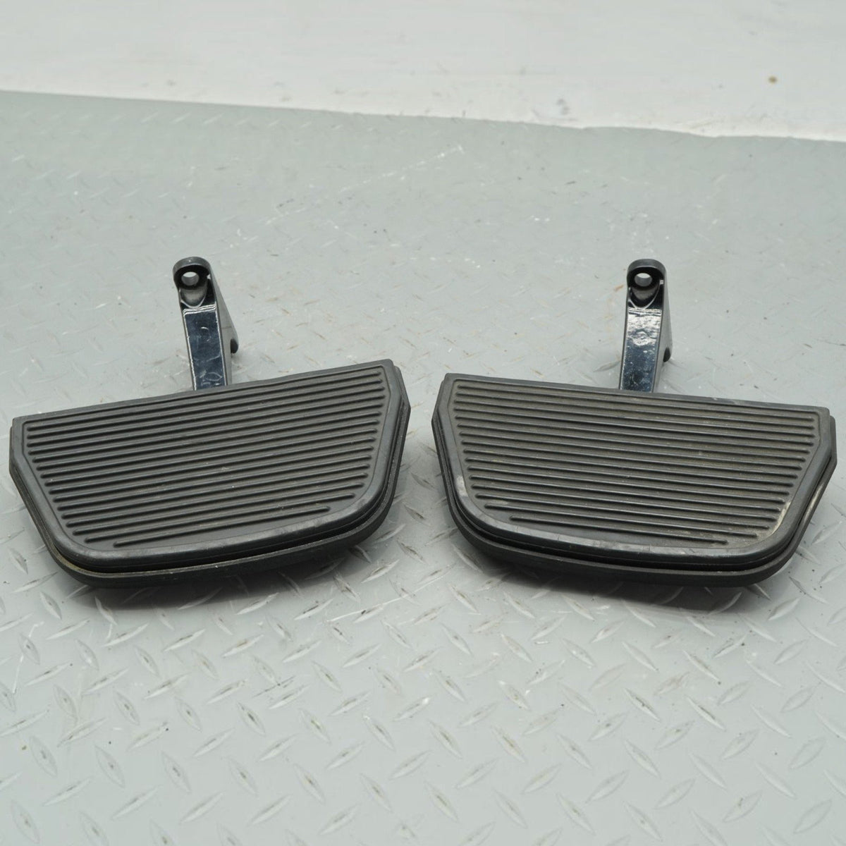 12-13 Harley FLHTC Electra Glide Classic Passenger Floorboard Footrest LH RH OEM