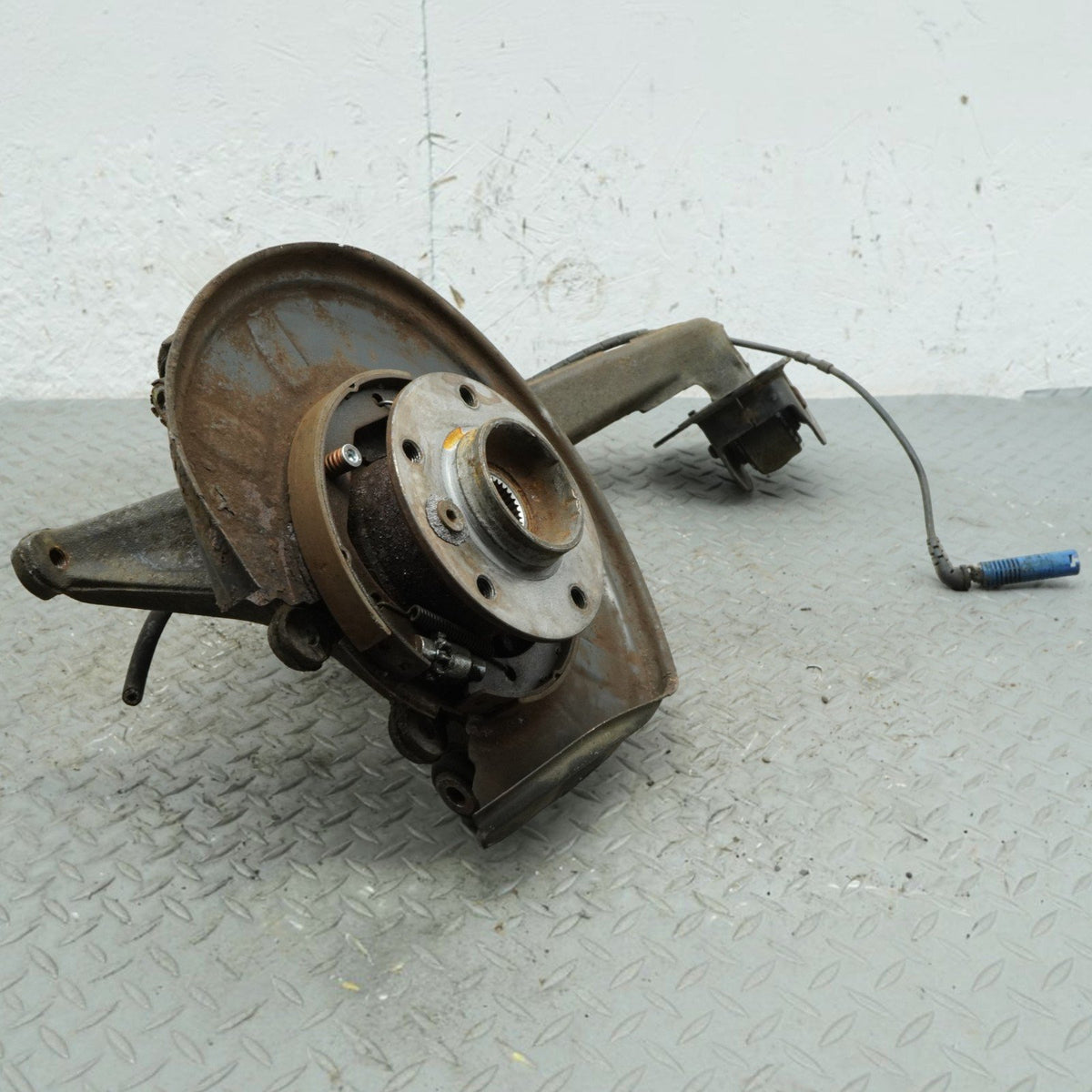 99-06 BMW 320 323 325 328 330 E46 Rear Left Driver Side Knuckle Spindle OEM