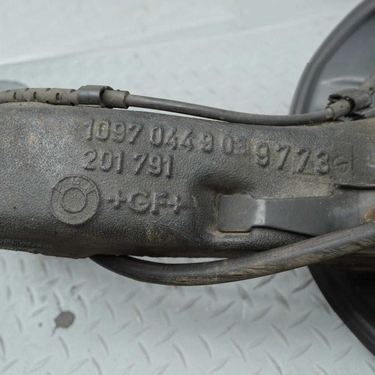 99-06 BMW 320 323 325 328 33 E46 Rear Right Passenger Knuckle Spindle OEM