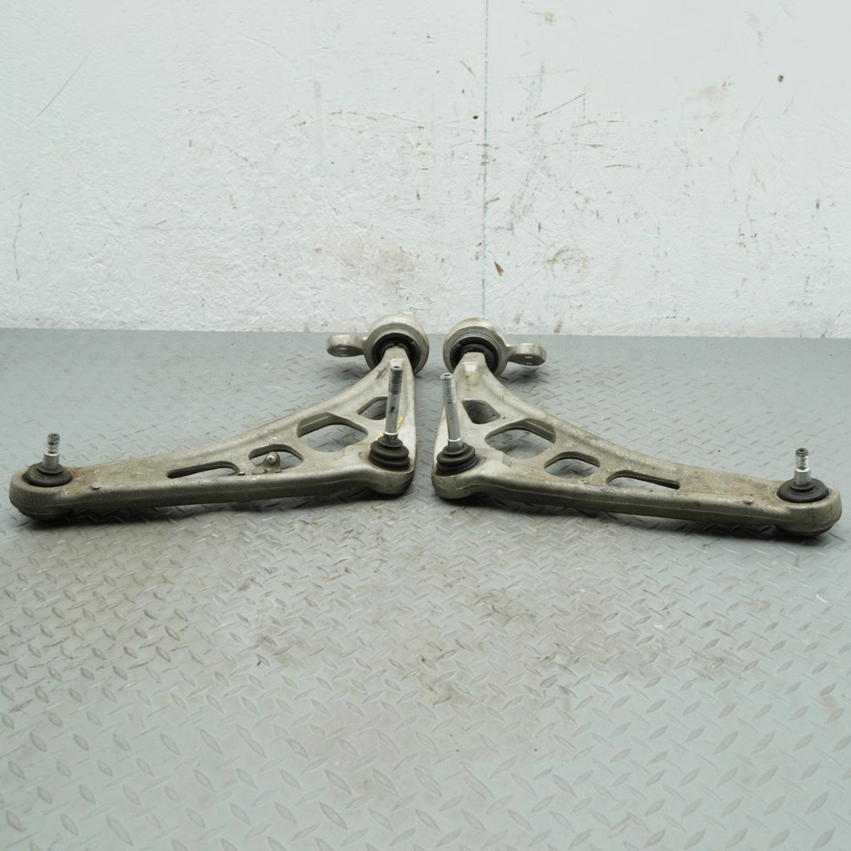 99-06 BMW 320 323 325 328 330 E46 Front Right Left Lower Control Arm 31126758519