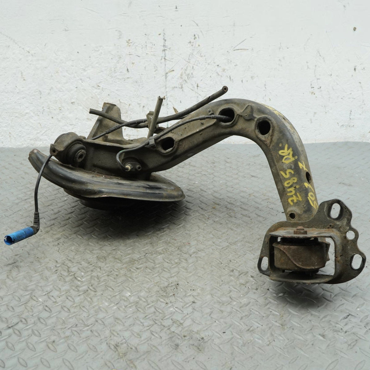 99-06 BMW 320 323 325 328 33 E46 Rear Right Passenger Knuckle Spindle OEM