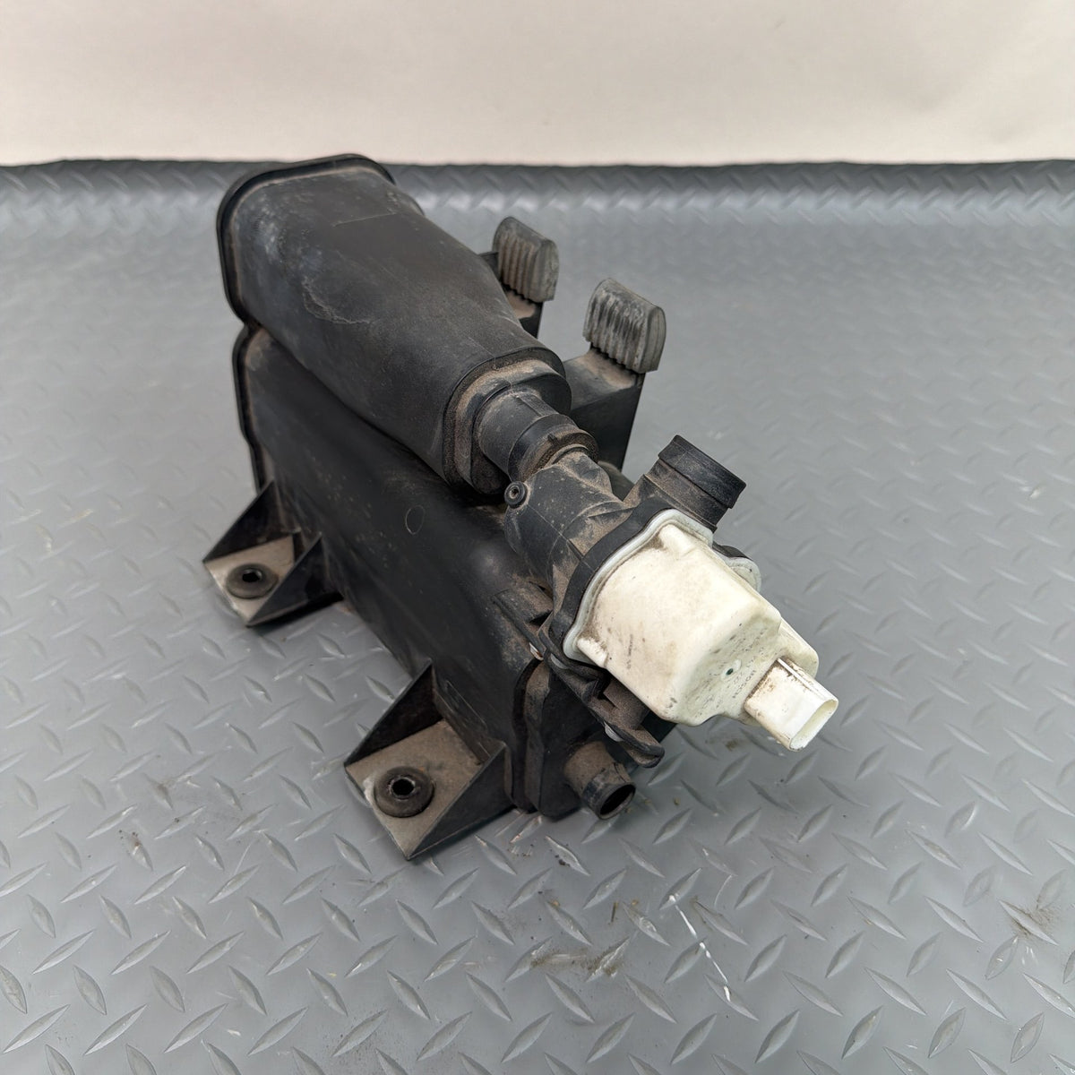 06-10 BMW M6 650i E63 E64 Fuel Vapor Evaporator Charcoal Canister 7162365 OEM