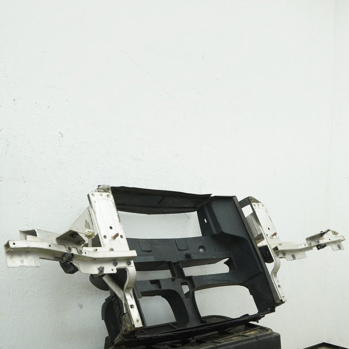 14-18 BMW X5 F15 Radiator Core Support Reinforcement Bar Bracket 51117294477 OEM