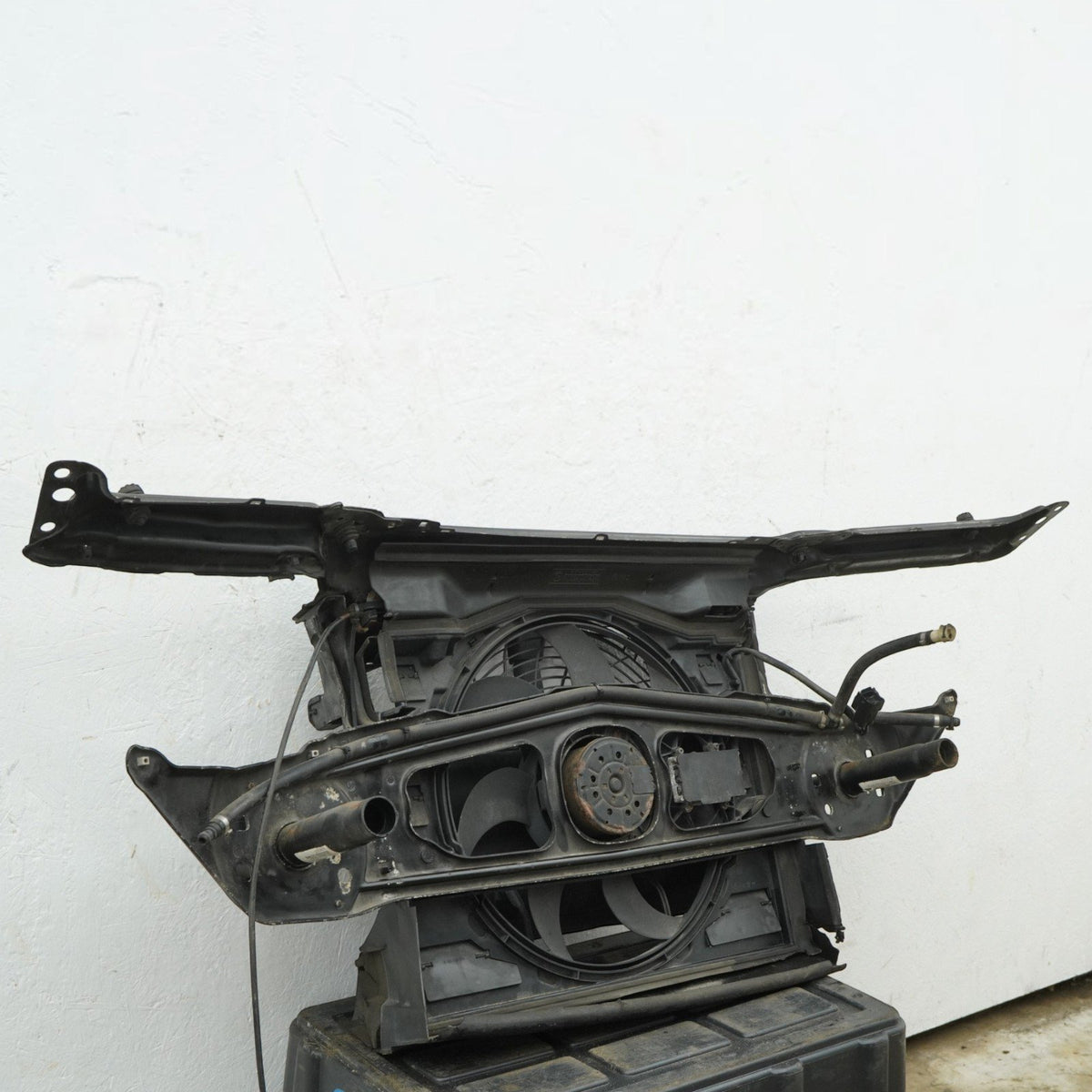 01-06 BMW 320i 325i 330i Radiator Core Support Fan Shroud Cooling 51718202831