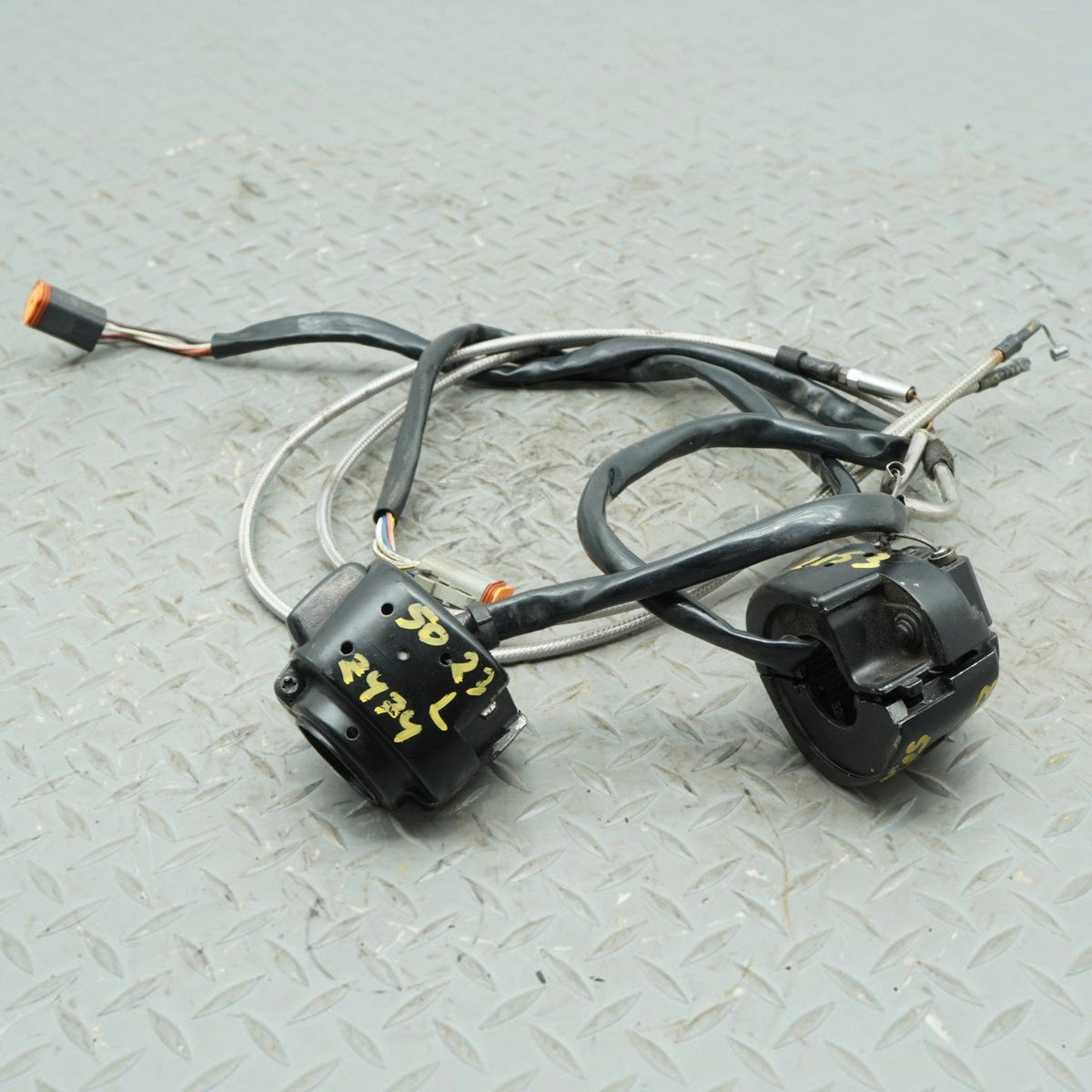 2006 Harley-Davidson V-Rod Handlebar Controls & Electrical Switches 71597-96 OEM