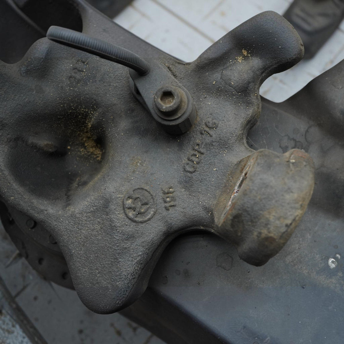99-06 BMW 320 323 325 328 330 E46 Right Front Spindle Knuckle 31211096430 OEM